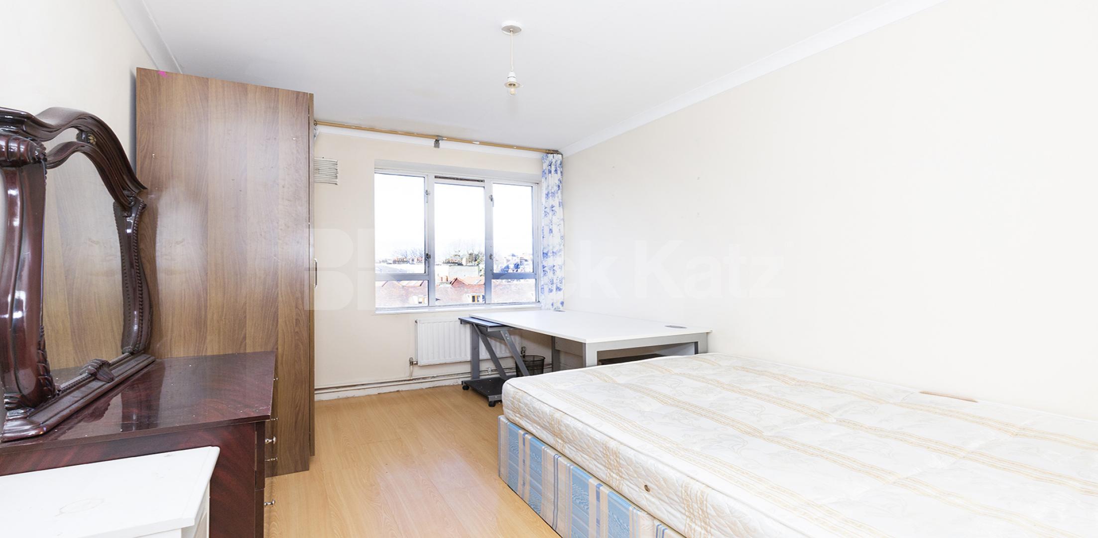 			4 BED PLUS LOUNGE, 4 Bedroom, 1 bath, 1 reception Apartment			 Windsor Street, ANGEL - ESSEX ROAD